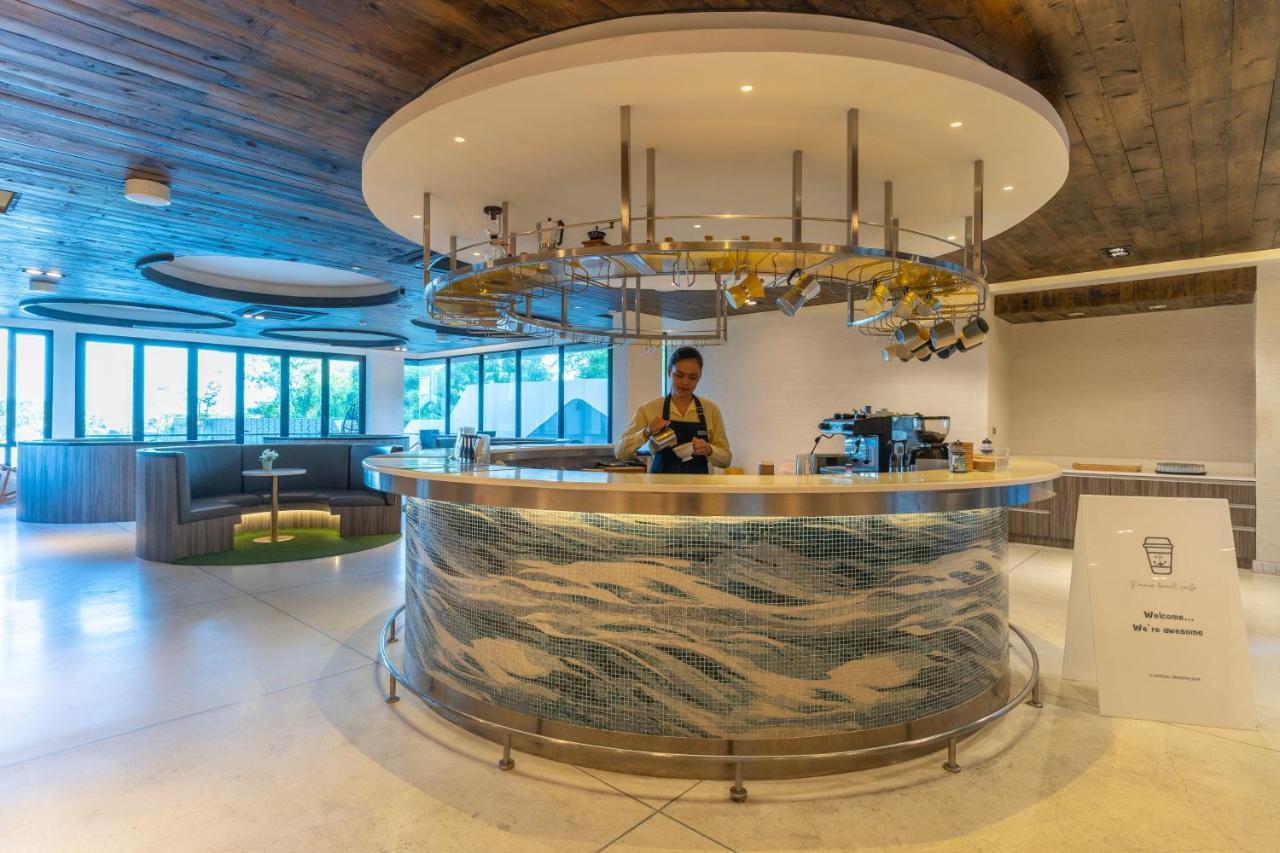 Golden Tulip Beachfront מלון