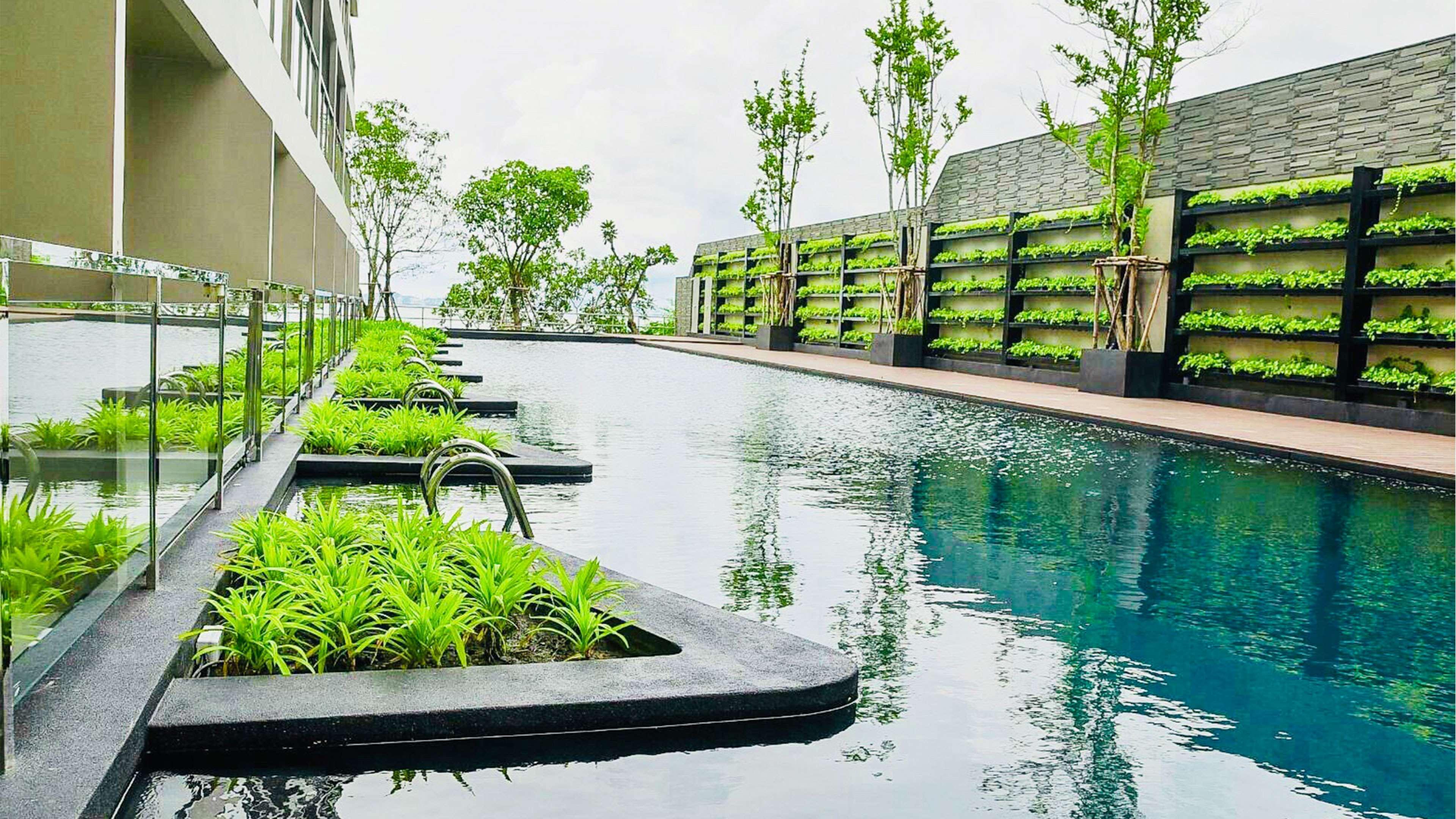 Golden Tulip Beachfront מלון