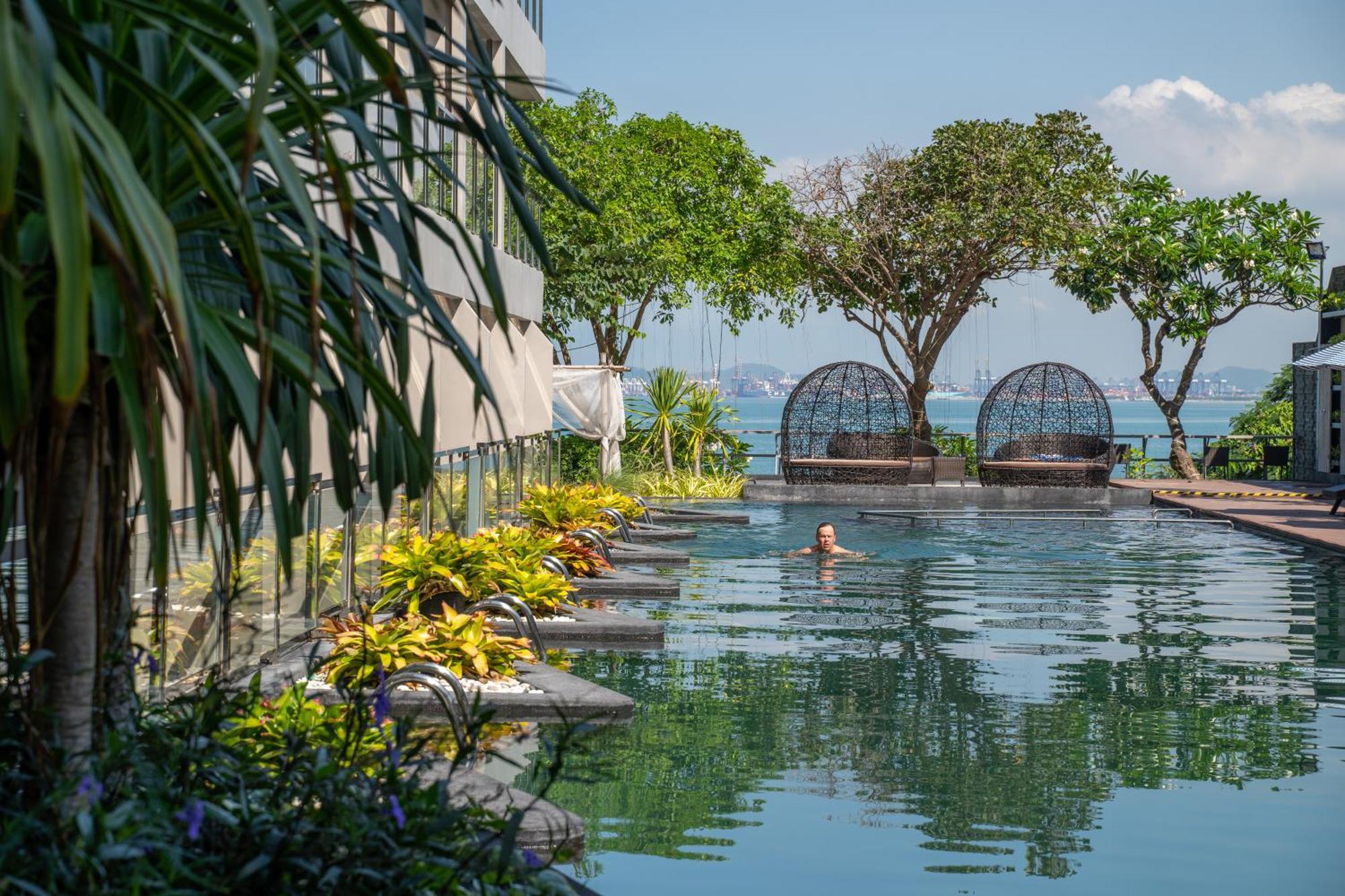 מלון Golden Tulip Beachfront 5*